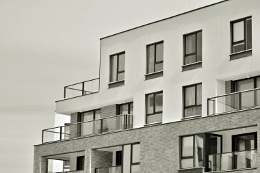 Modern bir apartman cephe. Siyah ve beyaz.