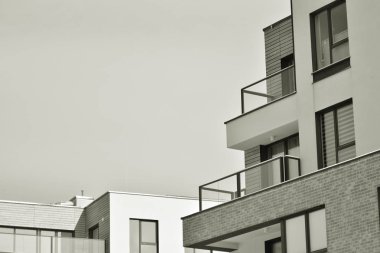 Modern bir apartman cephe. Siyah ve beyaz.