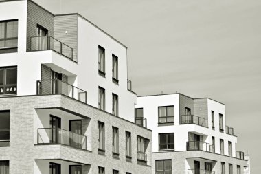 Modern bir apartman cephe. Siyah ve beyaz.