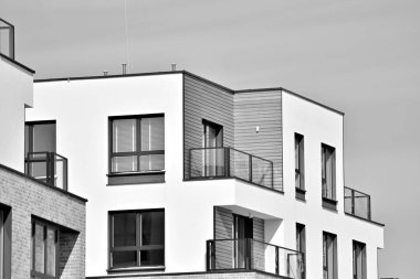 Modern bir apartman cephe. Siyah ve beyaz.