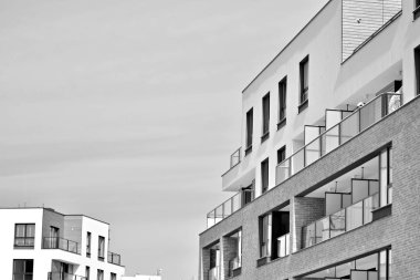 Modern bir apartman cephe. Siyah ve beyaz.