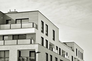 Modern bir apartman cephe. Siyah ve beyaz.