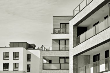 Modern bir apartman cephe. Siyah ve beyaz.