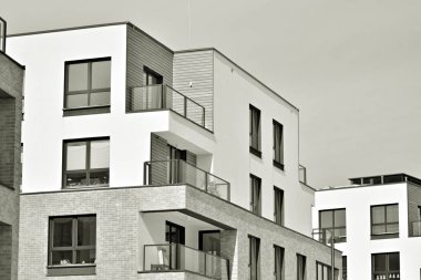 Modern bir apartman cephe. Siyah ve beyaz.