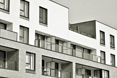 Modern bir apartman cephe. Siyah ve beyaz.