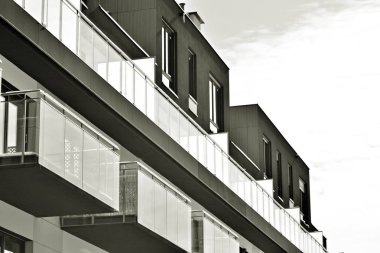 Modern bir apartman cephe. Siyah ve beyaz.