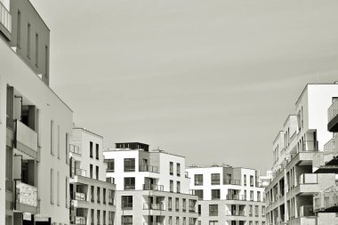 Modern bir apartman cephe. Siyah ve beyaz.