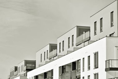 Modern bir apartman cephe. Siyah ve beyaz.