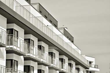 Modern bir apartman cephe. Siyah ve beyaz.