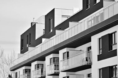 Modern bir apartman cephe. Siyah ve beyaz.