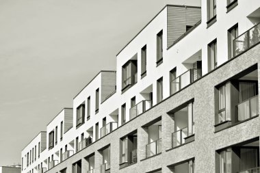 Modern bir apartman cephe. Siyah ve beyaz.