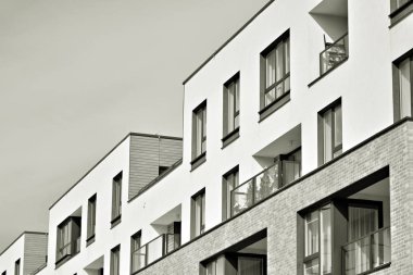 Modern bir apartman cephe. Siyah ve beyaz.