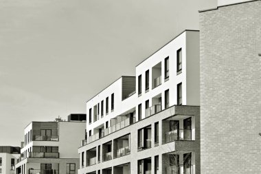 Modern bir apartman cephe. Siyah ve beyaz.