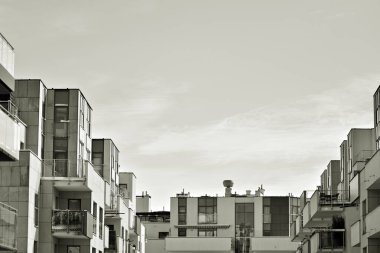 Modern bir apartman cephe. Siyah ve beyaz.