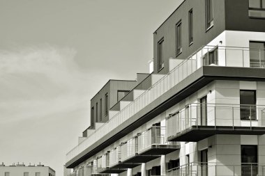 Modern bir apartman cephe. Siyah ve beyaz.