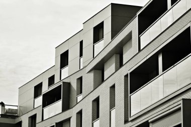 Modern bir apartman cephe. Siyah ve beyaz.