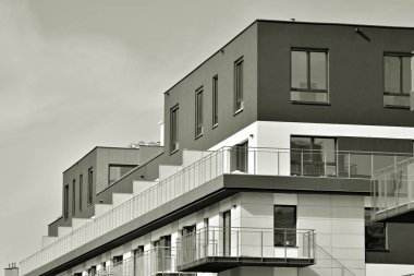 Modern bir apartman cephe. Siyah ve beyaz.