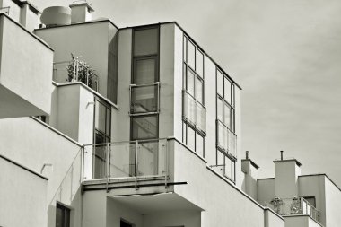 Modern bir apartman cephe. Siyah ve beyaz.