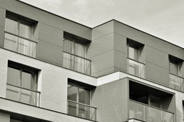 Modern bir apartman cephe. Siyah ve beyaz.