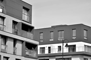 Modern bir apartman cephe. Siyah ve beyaz.