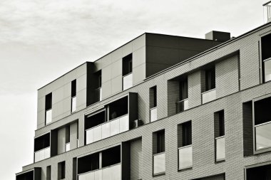 Modern bir apartman cephe. Siyah ve beyaz.