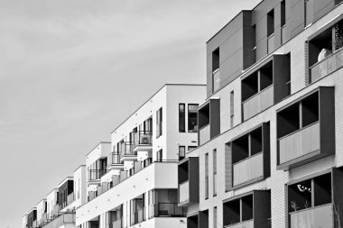 Modern bir apartman cephe. Siyah ve beyaz.