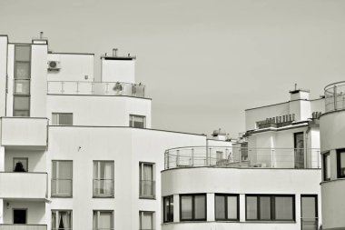 Modern bir apartman cephe. Siyah ve beyaz.