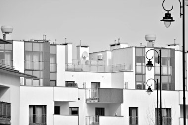 Modern bir apartman cephe. Siyah ve beyaz.