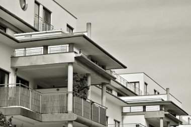 Modern bir apartman cephe. Siyah ve beyaz.