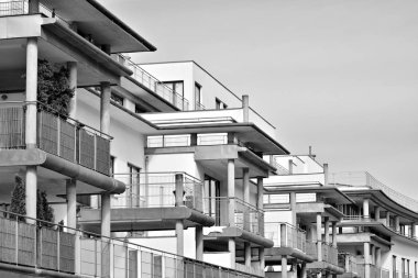 Modern bir apartman cephe. Siyah ve beyaz.