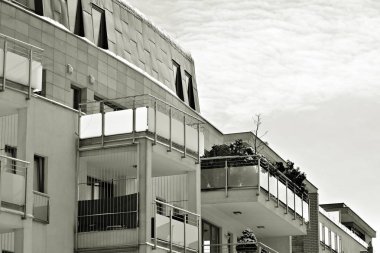 Modern şehir ofis binası dış. Siyah ve beyaz.