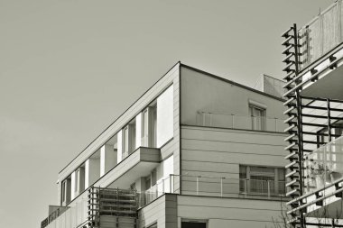 Modern şehir ofis binası dış. Siyah ve beyaz.