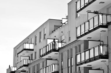 Modern şehir ofis binası dış. Siyah ve beyaz.