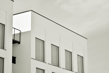 Modern şehir ofis binası dış. Siyah ve beyaz.