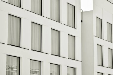 Modern şehir ofis binası dış. Siyah ve beyaz.