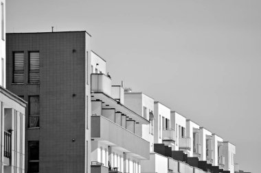 Modern şehir ofis binası dış. Siyah ve beyaz.