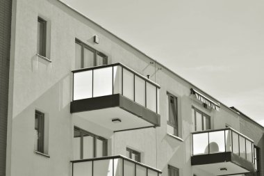 Modern şehir ofis binası dış. Siyah ve beyaz.