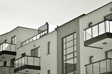 Modern şehir ofis binası dış. Siyah ve beyaz.