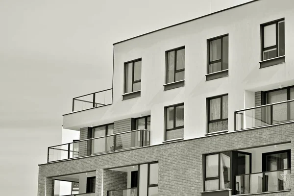 Modern bir apartman cephe. Siyah ve beyaz.