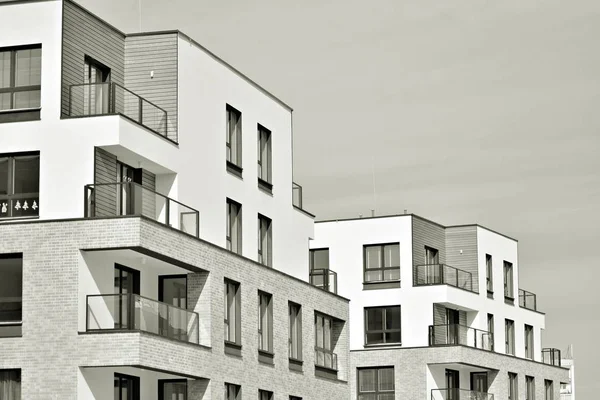 Modern bir apartman cephe. Siyah ve beyaz.