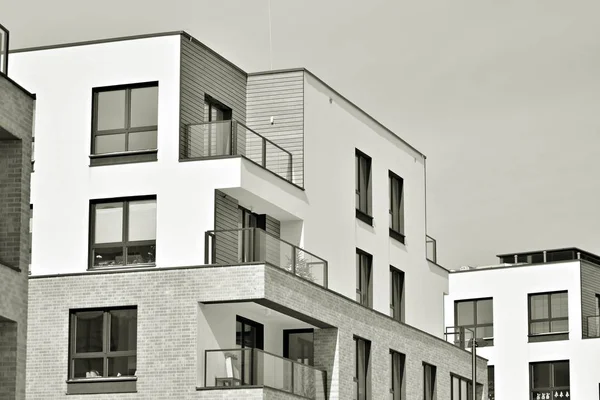 Modern bir apartman cephe. Siyah ve beyaz.