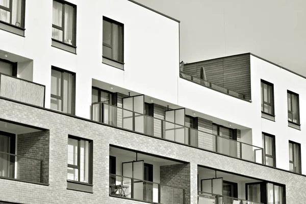 Modern bir apartman cephe. Siyah ve beyaz.