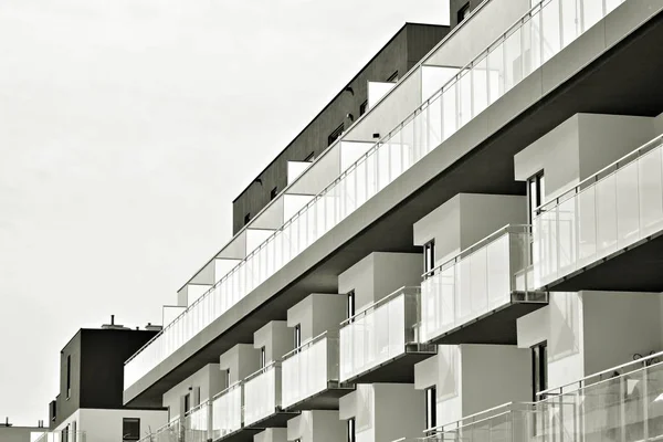 Fassade Eines Modernen Mehrfamilienhauses Schwarz Weiß — Stockfoto