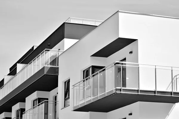 現代的なアパートの建物のファサード 黒と白 — ストック写真