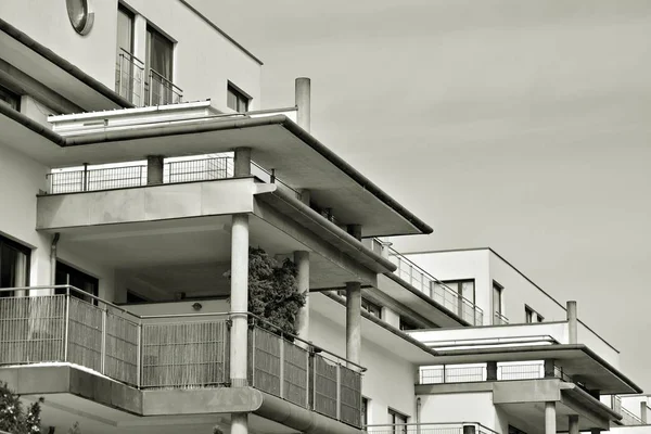 Modern bir apartman cephe. Siyah ve beyaz.