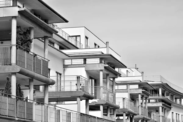 Modern bir apartman cephe. Siyah ve beyaz.