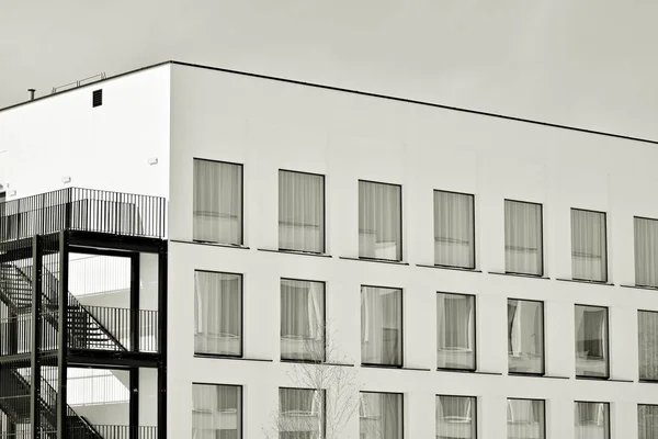 Moderno Edifício Escritórios Cidade Exterior Preto Branco — Fotografia de Stock