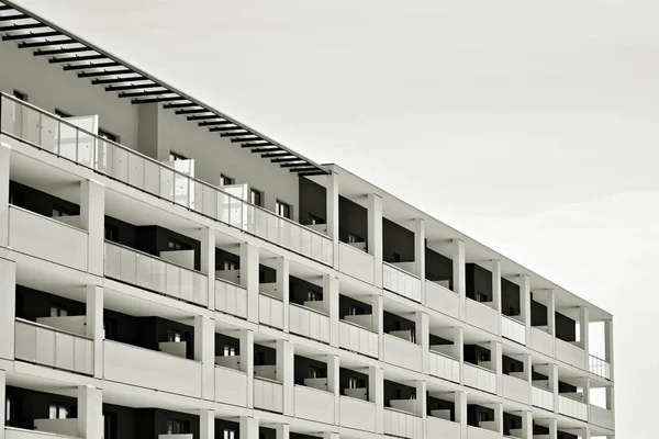 近代的な都市事務所ビル外観 黒と白 — ストック写真
