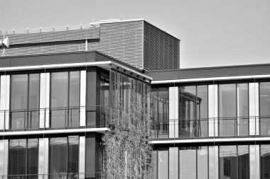 Modern şehir ofis binası dış. Siyah ve beyaz.