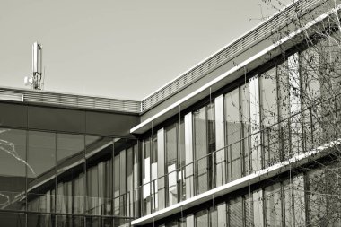 Modern şehir ofis binası dış. Siyah ve beyaz.